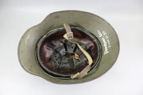 Deutscher M18 Stahlhelm mit Trägername und „Nobelriemen“ sowie Einheit Pionier-Bataillon 20 aus Hamburg – Harburg, ehem. Doppelemblem