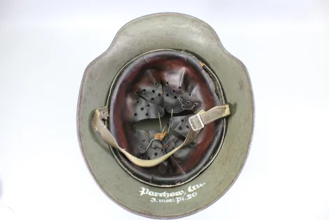 Deutscher M18 Stahlhelm mit Trägername und „Nobelriemen“ sowie Einheit Pionier-Bataillon 20 aus Hamburg – Harburg, ehem. Doppelemblem