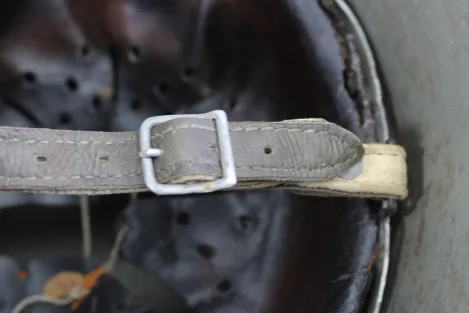 Deutscher M18 Stahlhelm mit Trägername und „Nobelriemen“ sowie Einheit Pionier-Bataillon 20 aus Hamburg – Harburg, ehem. Doppelemblem