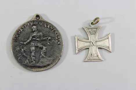 Originaler Nachlass des Soldaten Theodor Wellmann aus dem 1. & 2. Weltkrieg, Tapferkeitsmedaille als Musketier bei Liuilly Marne 02.09.1918 mit Gravur, Urkunde, Wehrpass