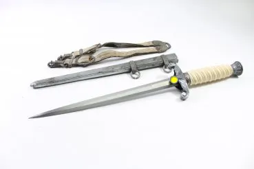 Army dagger for Wehrmacht officers, Dagger with hanger directly from the wearer.