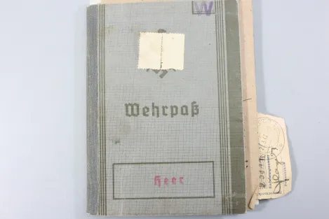 Originaler Nachlass des Soldaten Theodor Wellmann aus dem 1. & 2. Weltkrieg, Tapferkeitsmedaille als Musketier bei Liuilly Marne 02.09.1918 mit Gravur, Urkunde, Wehrpass