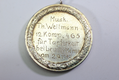 Originaler Nachlass des Soldaten Theodor Wellmann aus dem 1. & 2. Weltkrieg, Tapferkeitsmedaille als Musketier bei Liuilly Marne 02.09.1918 mit Gravur, Urkunde, Wehrpass