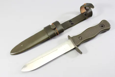 Originales Bundeswehr Kampfmesser alter Art OFW 73mit Koppelschuh,