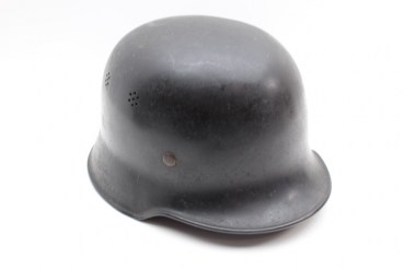 WW2 fire police steel helmet M35 / 40, without badge, fire helmet Q stamped with manufacturer  M35 / 40 steel helmet of the fire brigade, chin strap intact, inside stamped on leather size 56 and manufacturer Carl Henkel Bielefeld and company logo. Helmet