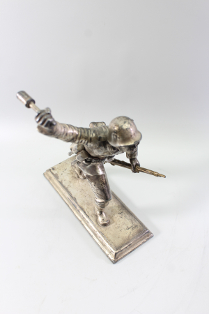Preview: Plastische Darstellung eines mit Handgranate Voranstürmenden Infanteristen. Spritzguss versilbert, Gesamthöhe 23,5cm