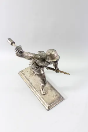 Plastische Darstellung eines mit Handgranate Voranstürmenden Infanteristen. Spritzguss versilbert, Gesamthöhe 23,5cm