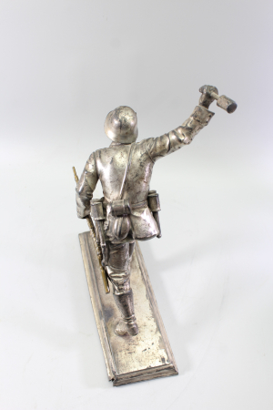Preview: Plastische Darstellung eines mit Handgranate Voranstürmenden Infanteristen. Spritzguss versilbert, Gesamthöhe 23,5cm