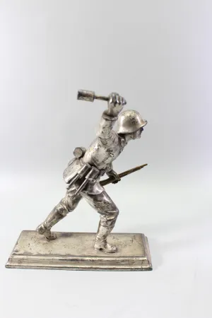 Plastische Darstellung eines mit Handgranate Voranstürmenden Infanteristen. Spritzguss versilbert, Gesamthöhe 23,5cm