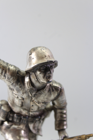 Plastische Darstellung eines mit Handgranate Voranstürmenden Infanteristen. Spritzguss versilbert, Gesamthöhe 23,5cm