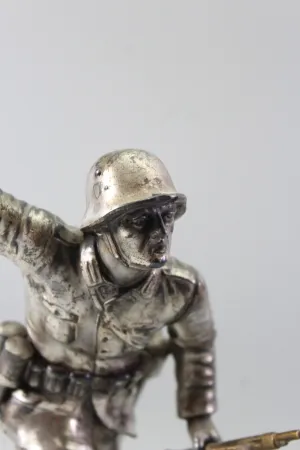 Plastische Darstellung eines mit Handgranate Voranstürmenden Infanteristen. Spritzguss versilbert, Gesamthöhe 23,5cm
