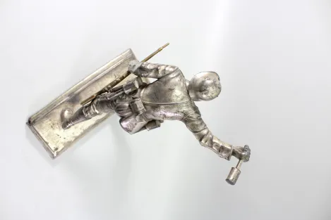 Plastische Darstellung eines mit Handgranate Voranstürmenden Infanteristen. Spritzguss versilbert, Gesamthöhe 23,5cm