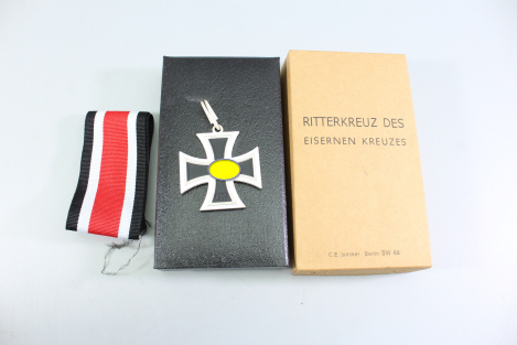 Ritterkreuz im Etui mit Karton . Gestempelt 800 und L/12 für C.E. Junker als Sammleranfertigung
