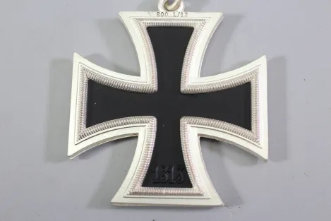 Ritterkreuz im Etui mit Karton . Gestempelt 800 und L/12 für C.E. Junker als Sammleranfertigung