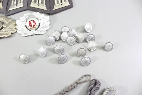 DDR NVA Konvolut Uniformteile und Uniformzubehör