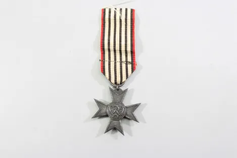 Preussen-Verdienstkreuz Kriegshilfsdienst 1916 am Band, getragen