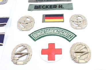 Preview: Konvolut 12 Barett Abzeichen BW auf Pappbogen, Gebirgsjäger