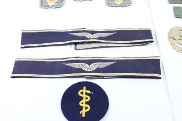 Preview: Konvolut 12 Barett Abzeichen BW auf Pappbogen, Gebirgsjäger