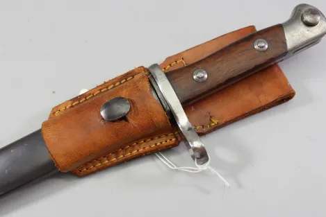 Leather belt loop, closed seams