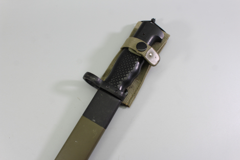 Preview: CETME FR 8 Machete-Style Bayonet (Spain), complete with scabbard and original strap