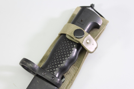 Preview: CETME FR 8 Machete-Style Bayonet (Spain), complete with scabbard and original strap