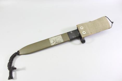Preview: CETME FR 8 Machete-Style Bayonet (Spain), complete with scabbard and original strap
