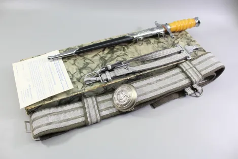 Originaler DDR, NVA Dolch für Offiziere der Landesstreitkräfte Mühlenhausen mit Gehänge im originalen Etui mit Urkunde