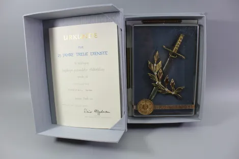 NVA Ehrengeschenk 25 Jahre Treue Dienste KOMPLETT: Miniaturdolch & seltene Urkunde 1990 (Rainer Eppelmann)