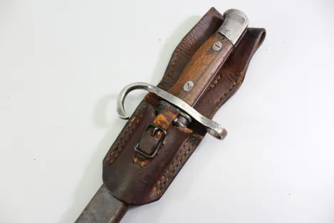 Japanisches Typ-30-Bajonett für Arisaka-Gewehre mit Koppelschuh