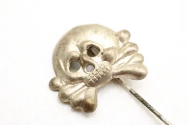 Anstecknadel mit Totenkopf