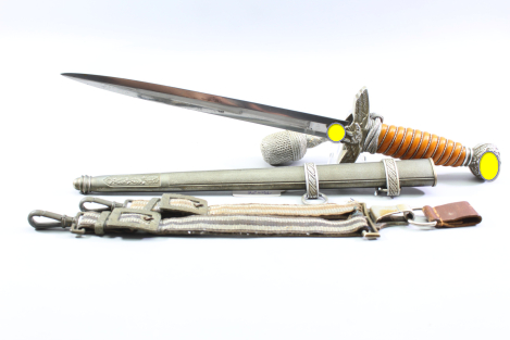 Excellent Luftwaffe officer’s dagger with an orange grip, made by SMF, Solingen. Includes acceptance stamp and hangers.