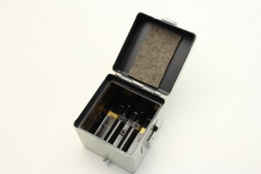 Wehrmacht Batteriekasten für Strichplattenbeleuchtung optische Geräte, Scherenfernrohr und Entfernungsmesser EM, Hersteller fwq und WaA