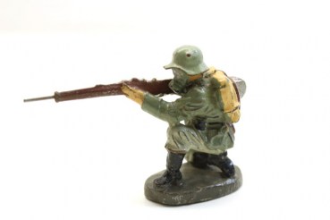 Elastolin Soldat Knieend mit Helm M 16 u. Gasmaske 1.wk