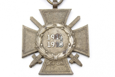 Cross of honor for combatants in the front with a needle system