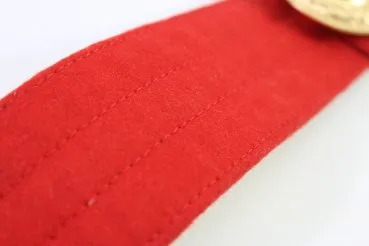 Feldbinde Gold Tresse auf rotem Tuch