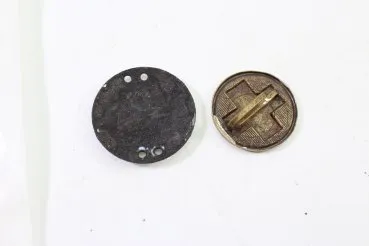 2 Rot Kreuz Abzeichen, Emailliert und gesetzlich geschützt