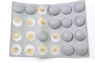 Preview: Feldgraue Knöpfe 13 Stück für Uniform, Schulterklappen je 16 mm Durchmesser auf Pappe.