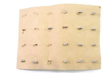 Feldgraue Knöpfe 13 Stück für Uniform, Schulterklappen je 16 mm Durchmesser auf Pappe.