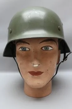 Apfelgrüner Stahlhelm M35 Wehrmacht mit Doppelemblem Hersteller ET mit Trägername