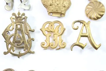 Konvolut aus 23 Stück Original-Uniformteilen, Knöpfen, Abzeichen, Auflagen und Schnallen