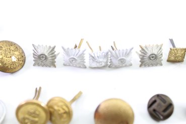 Preview: Konvolut aus 31 Stück Original-Uniformteilen, Knöpfen, Abzeichen, Auflagen und Schnallen