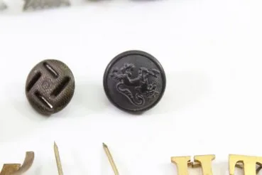 Konvolut aus 31 Stück Original-Uniformteilen, Knöpfen, Abzeichen, Auflagen und Schnallen