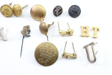 Konvolut aus 31 Stück Original-Uniformteilen, Knöpfen, Abzeichen, Auflagen und Schnallen
