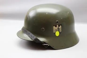 Apfelgrüner Stahlhelm M35 Wehrmacht mit Doppelemblem Hersteller ET mit Trägername