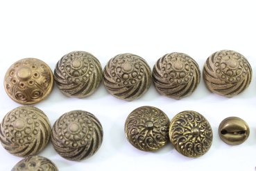 Preview: Konvolut aus 51 Stück Original-Uniformteilen, Knöpfen, Abzeichen, Auflagen und Schnallen, Sachsen Kokade