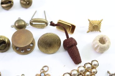 Konvolut aus 51 Stück Original-Uniformteilen, Knöpfen, Abzeichen, Auflagen und Schnallen, Sachsen Kokade