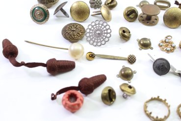 Preview: Konvolut aus 51 Stück Original-Uniformteilen, Knöpfen, Abzeichen, Auflagen und Schnallen, Sachsen Kokade