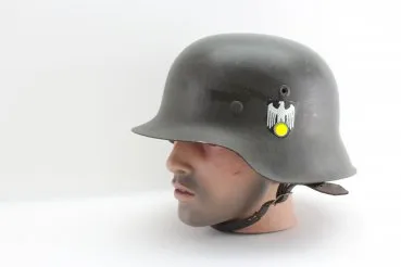 Wehrmacht Stahlhelm M42 NS66 mit einem Huber Jordan Emblem, Abzeichen und markiert