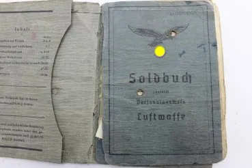 Soldbuch der Luftwaffe mit Eintragungen, Lichtbild  und Auszeichnungen