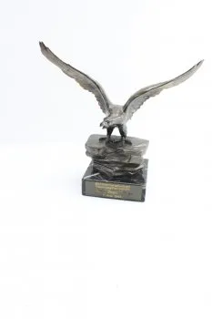 Bronzeadler Schreibtischdekoration für Kriegsschiff Togo von der Bordkameradschaft